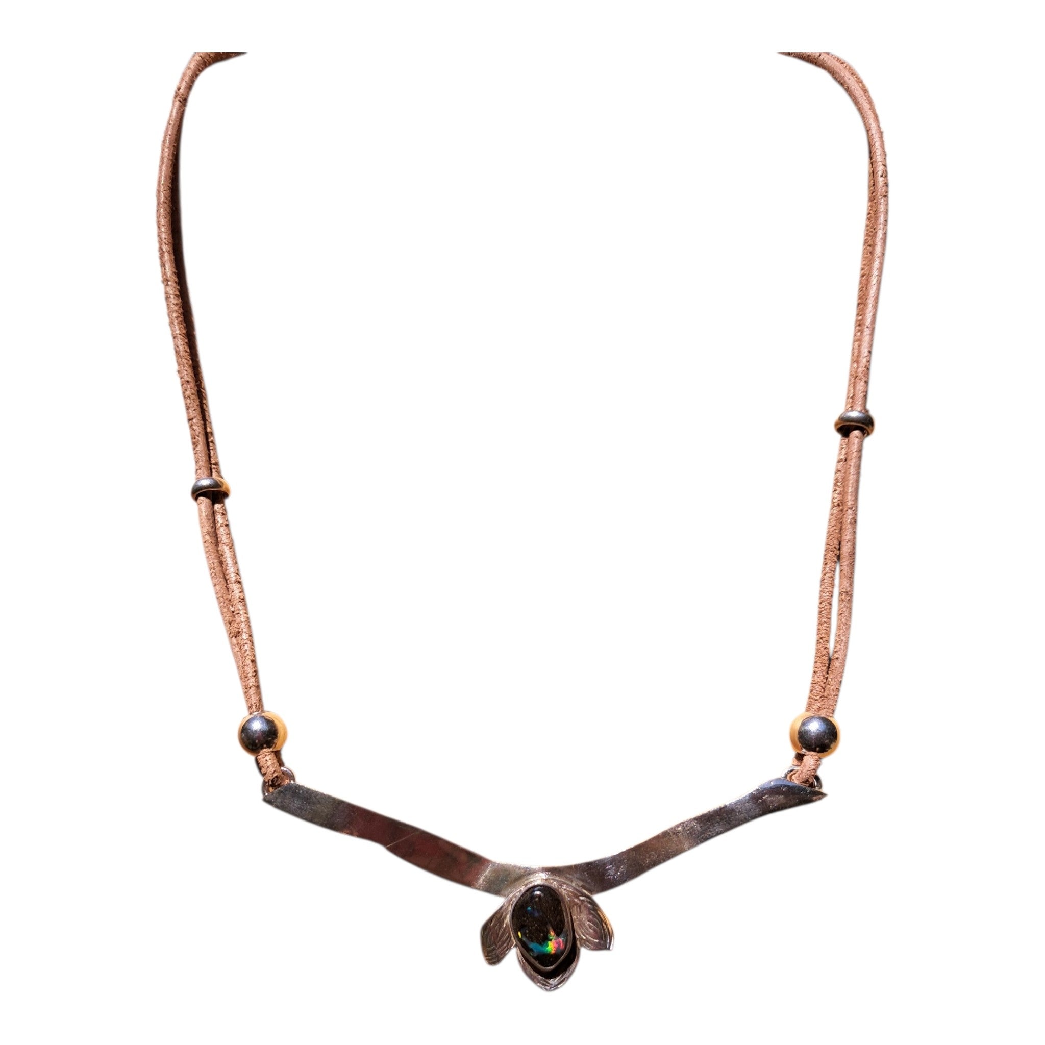 Centerpiece with genuine black seam opal