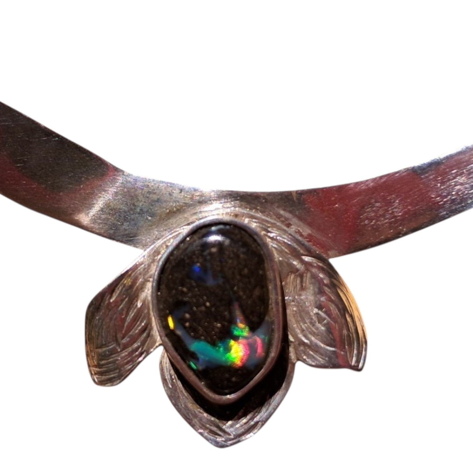 Centerpiece with genuine black seam opal