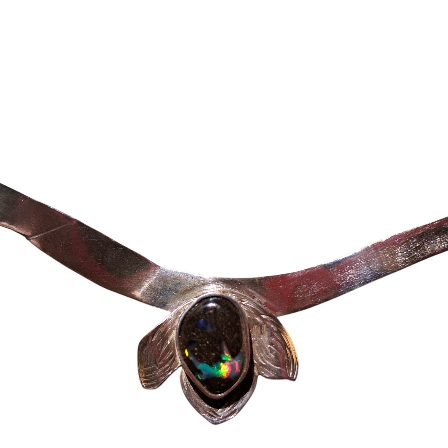 Centerpiece with genuine black seam opal