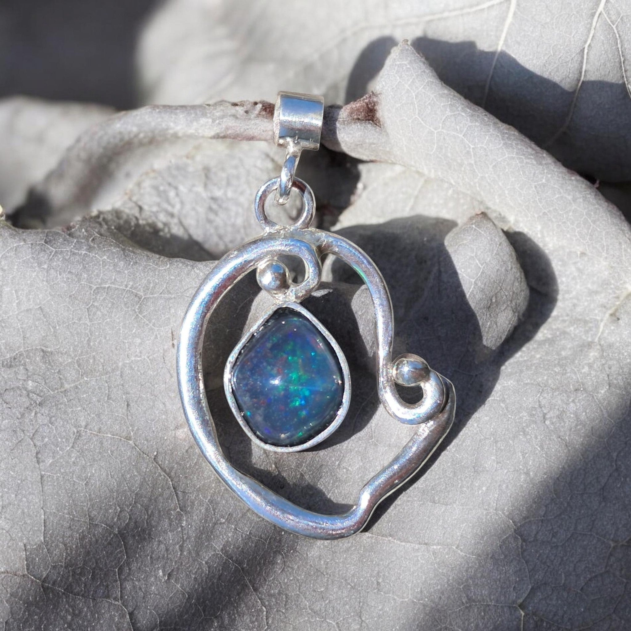 Pendant with genuine cristal opal