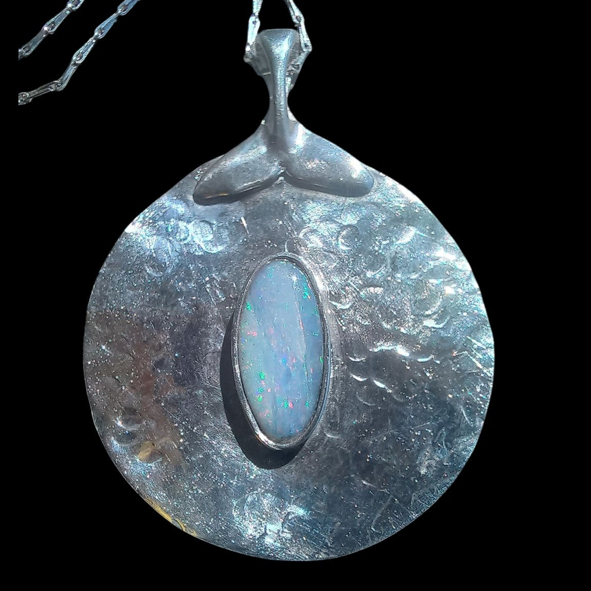 Pendant with genuine black seam opal