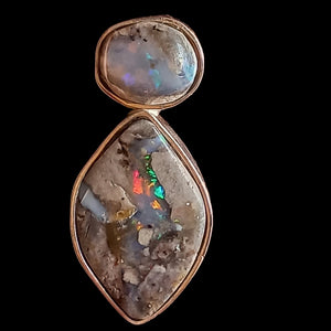Pendant with natural cristal opals