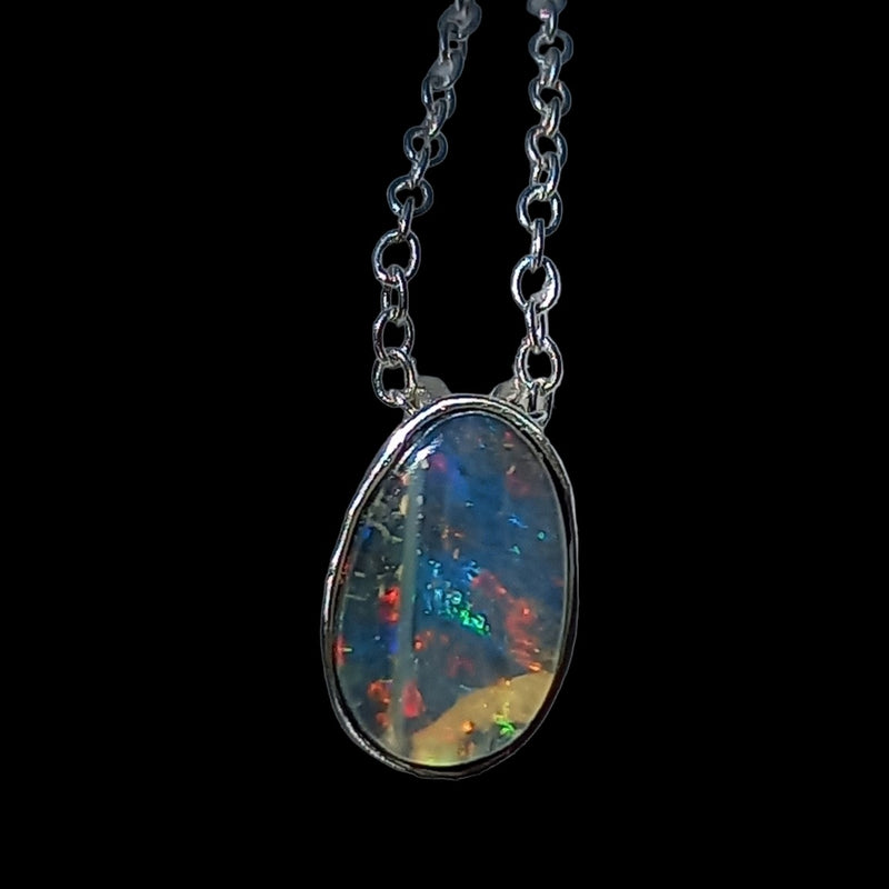 Pendant with genuine black seam opal